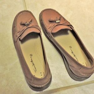 Women's Thom McAn 8-1/2 Wide Leather Flat Shoes